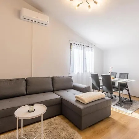 Lamaro Apartment