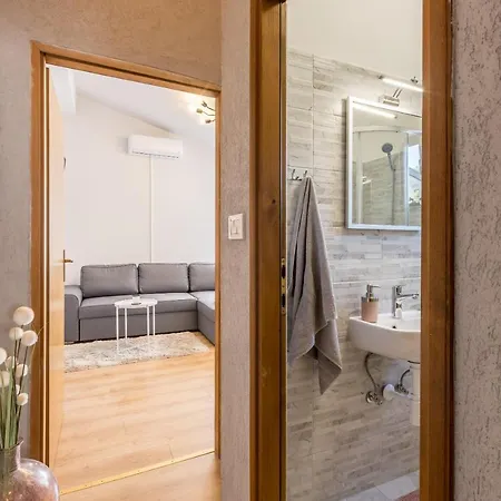 Lamaro Apartment *