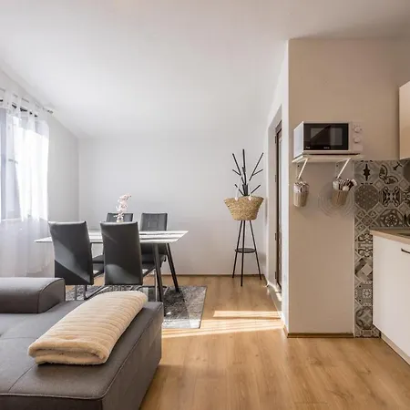 Lamaro Apartman *