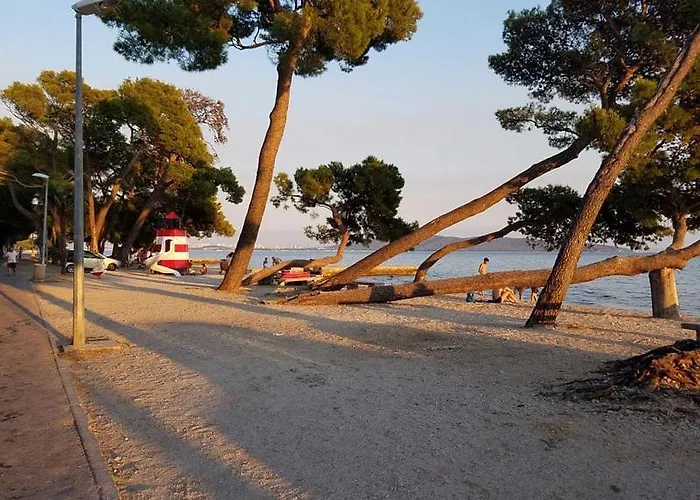 Lamaro * Kastela